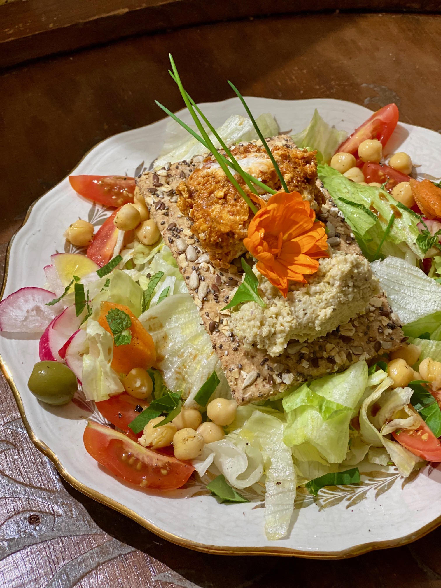 Salade et son toast fraicheur à La Méridienne à Oppède