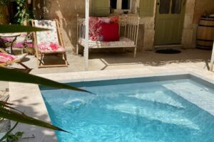 Maison à louer en Provence à Gordes, Roussillon, Saint Saturnin les Apt, Oppède avec piscine chauffée et salon de jardin